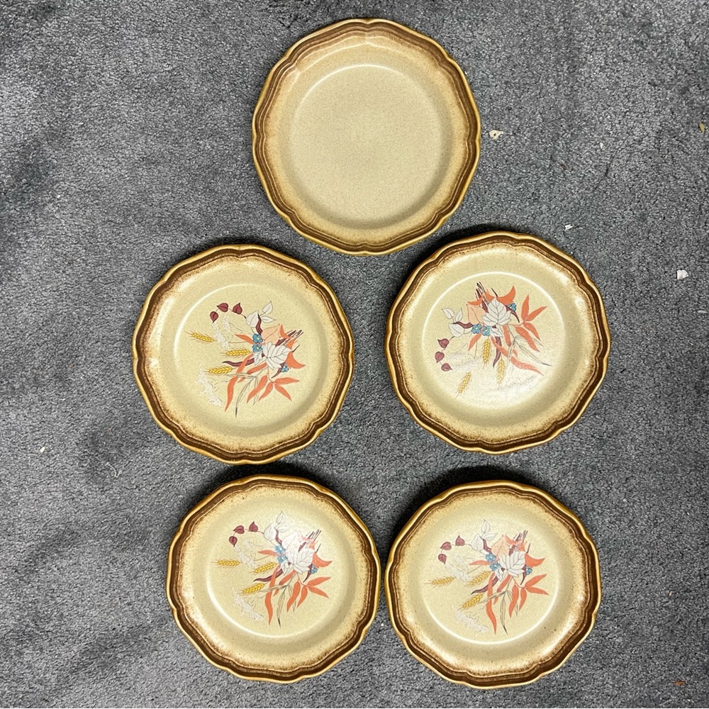 Set Of 4 Mikasa Garden Plate Wheat + One blank Five Plates Total